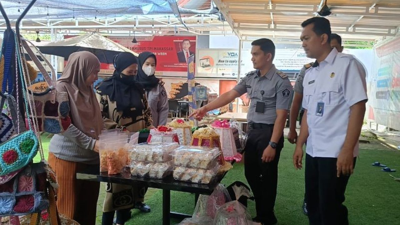 Kantor Imigrasi Makassar pamerkan produk warga binaan berupa aneka kerajinan dan makanan sebagai bagian dari Hari Bhakti Pemasyarakatan ke-61 dan IPPA FEST 2025.