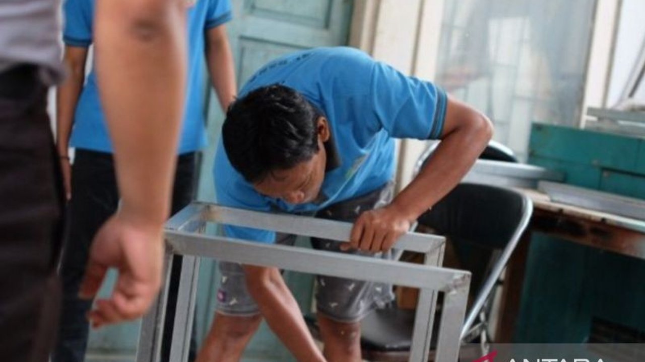 Rutan Rantau, Kalimantan Selatan, melatih tiga warga binaan pemasyarakatan (WBP) dalam pembuatan meja baja ringan untuk bekal kemandirian pasca-pembebasan, sebagai bagian dari program pembinaan yang humanis dan berkelanjutan.