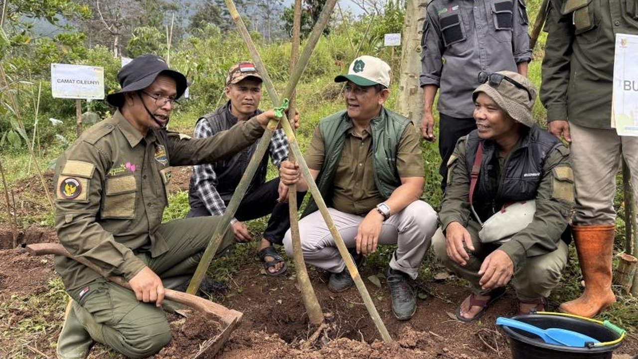 Pemkab Bandung peringati Hari Bumi dengan menanam 100 pohon endemik di Taman Kehati Tangga Seribu sebagai upaya pelestarian lingkungan dan edukasi.