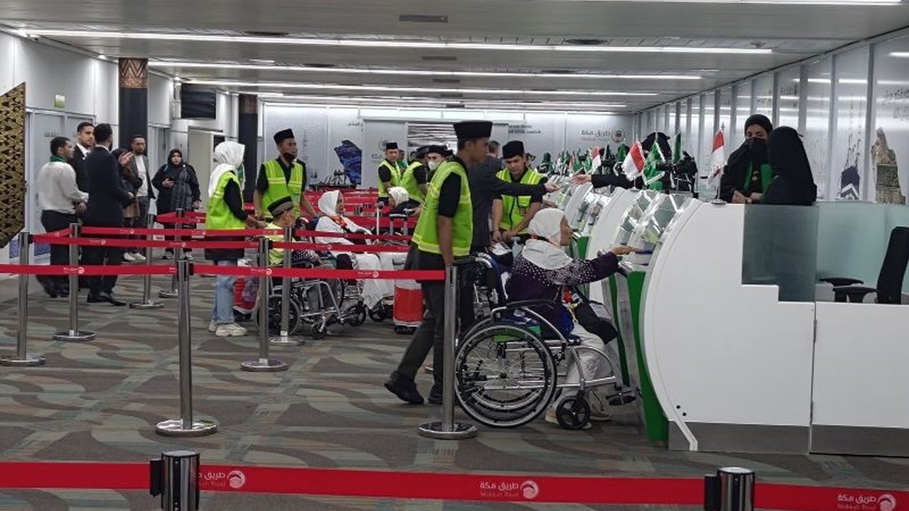 Bandara Soekarno-Hatta menyiapkan skema baru di Terminal 2F untuk keberangkatan haji 2025, termasuk jalur cepat imigrasi Arab Saudi dan area steril untuk kenyamanan jamaah.