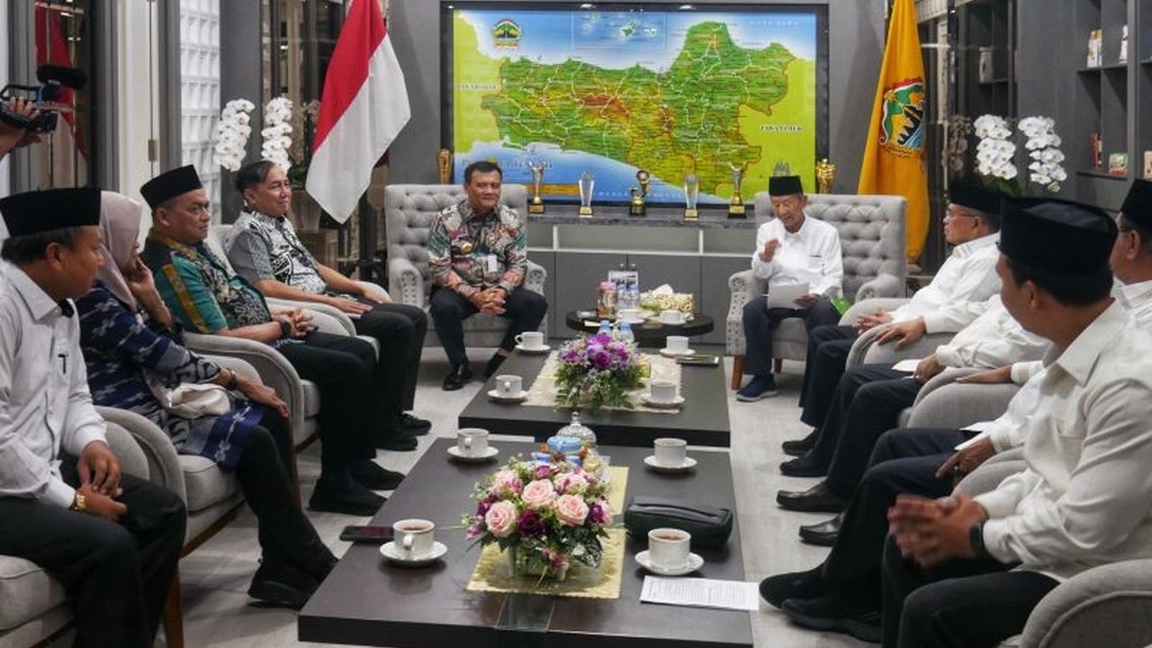 Baznas Jateng berhasil mengumpulkan zakat Rp36,07 miliar hingga April 2025, dan dana tersebut digunakan untuk berbagai program pemberdayaan masyarakat, termasuk pengentasan kemiskinan dan perbaikan infrastruktur.