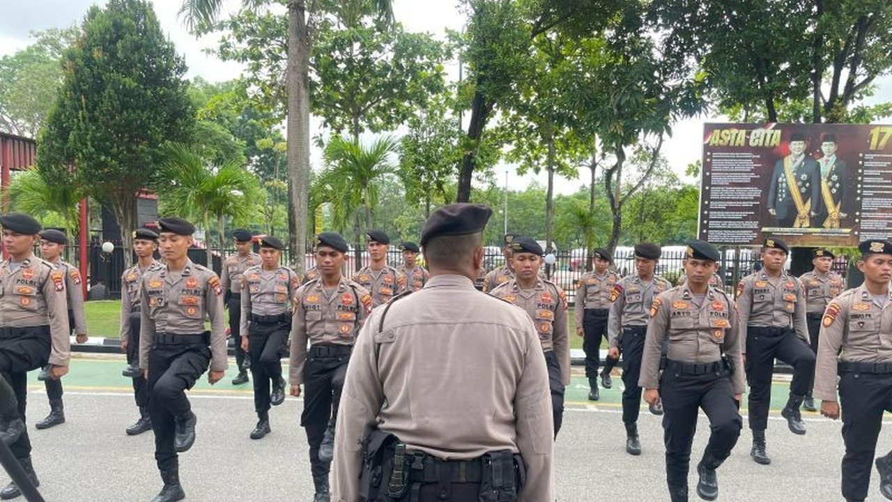 Polresta Barelang menggelar pelatihan pengendalian massa (Dalmas) untuk menghadapi potensi unjuk rasa pada peringatan May Day 1 Mei mendatang di Batam, Kepulauan Riau,  mengingat potensi dampak kebijakan tarif impor AS terhadap sektor industri Indonesia.