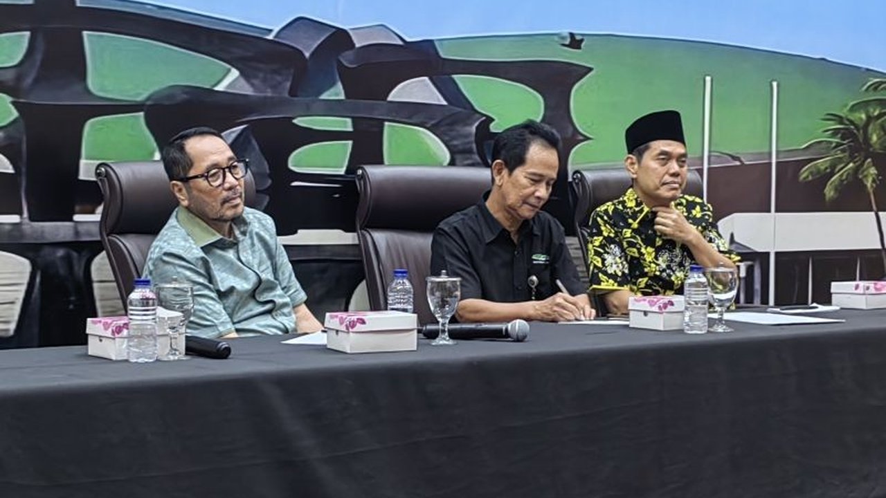 Komisi II DPR mempertanyakan rencana revisi UU ASN yang akan mengembalikan wewenang pengangkatan dan pemindahan pejabat Eselon II ke pemerintah pusat, dinilai bertentangan dengan semangat otonomi daerah.