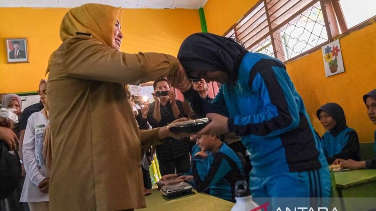 Pemerintah Kota Kendari salurkan 231 paket makanan bergizi gratis (MBG) kepada siswa SDN 26 Kendari dalam upaya peningkatan kualitas sumber daya manusia dan pencegahan stunting.