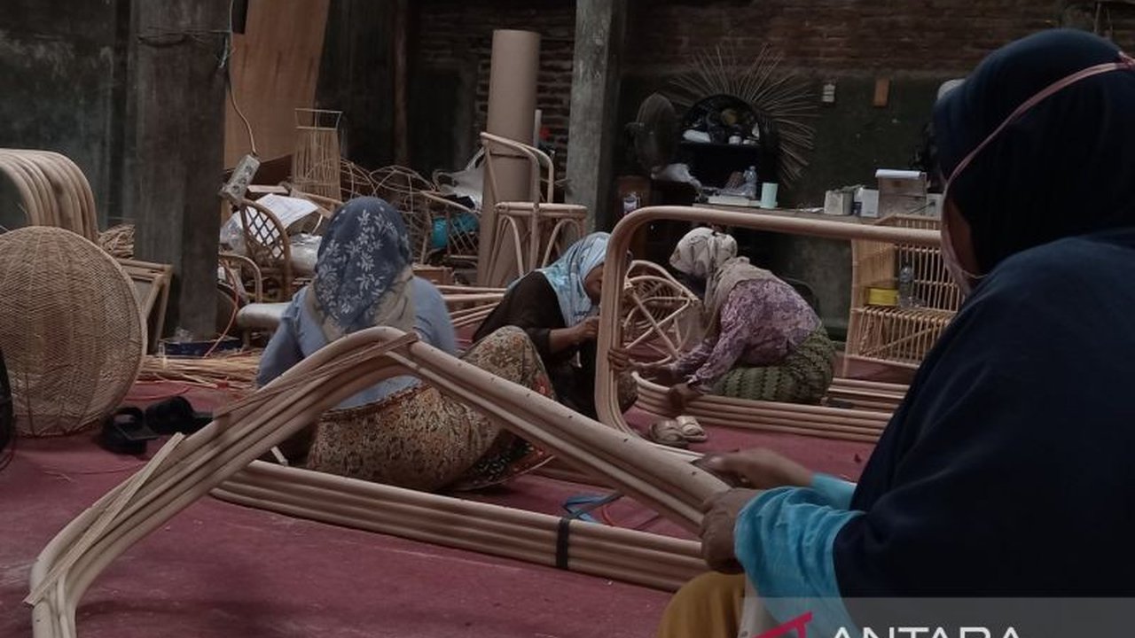 Kabupaten Cirebon optimistis capai target ekspor 75 juta dolar AS pada semester I 2025, ditopang oleh furnitur dan hasil laut.