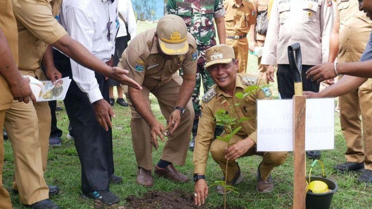 Pemkab Teluk Wondama bersama Kemenag dan berbagai elemen masyarakat menanam 1.500 bibit pohon dalam rangka memperingati Hari Bumi 2025, sebagai upaya pelestarian lingkungan di Papua Barat.