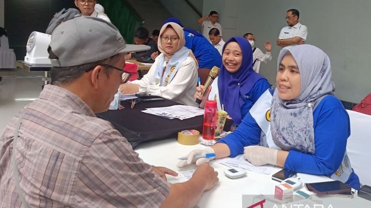 Pemerintah Provinsi Kalimantan Timur menanggung iuran BPJS Kesehatan kelas 3 bagi seluruh warga selama setahun penuh melalui program Gratis Pol, memberikan akses kesehatan yang lebih luas.