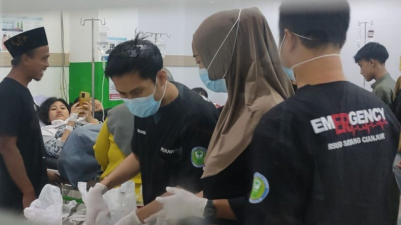 Dinas Kesehatan Cianjur menetapkan Kejadian Luar Biasa (KLB) setelah 176 orang, termasuk puluhan siswa, mengalami keracunan massal usai mengonsumsi Makan Bergizi Gratis (MBG) dan hidangan hajatan.