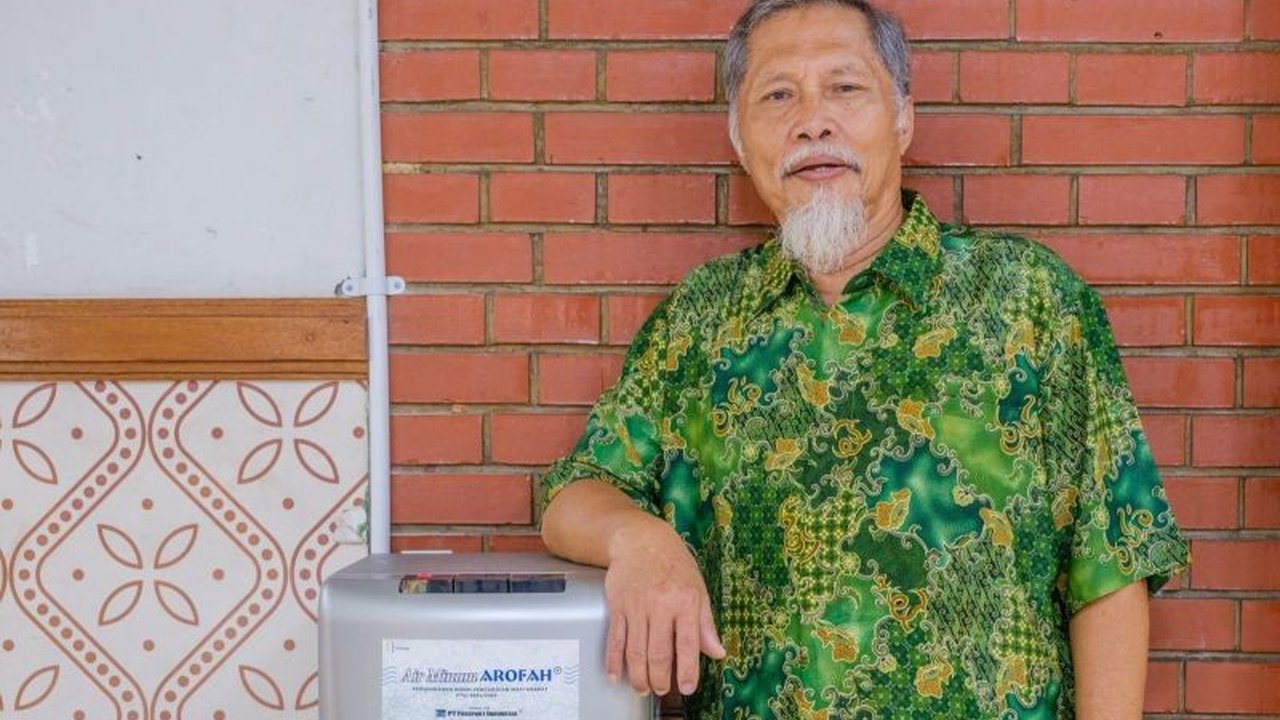 Prof. Dr. Ir. Setijo Bismo dari UI menciptakan alat pemurnian air Arofah yang ramah lingkungan, memberikan akses air minum bersih gratis dan mengurangi limbah plastik.