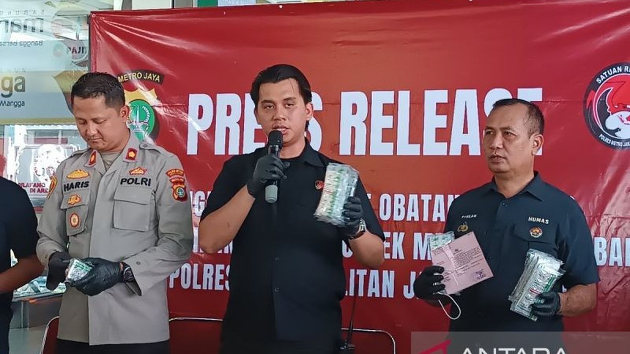Polres Metro Jakarta Pusat menggelar jumpa pers di Pasar Tanah Abang, mengumumkan penangkapan pengedar obat keras dan mengajak masyarakat berperan aktif memberantas peredaran narkotika.