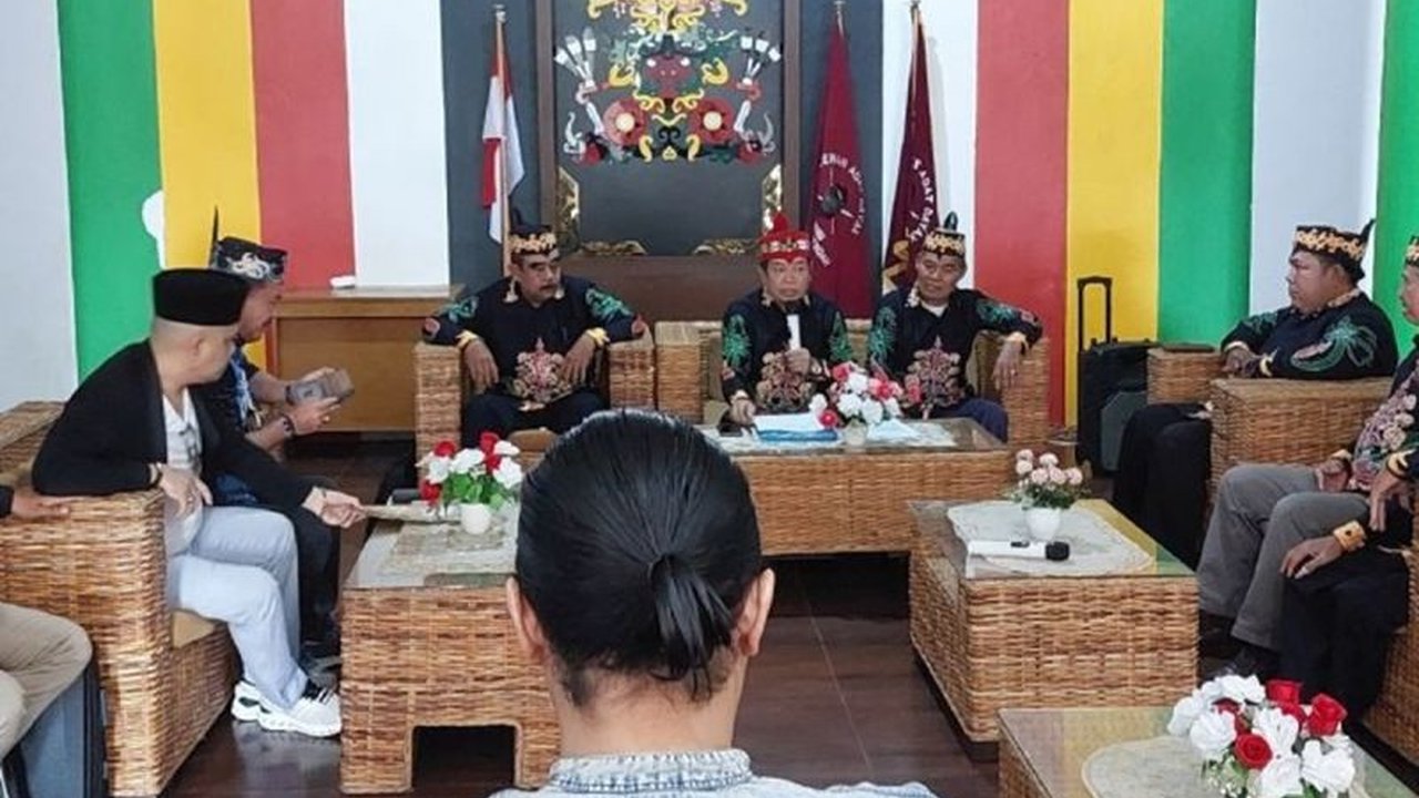 Konten kreator di Palangka Raya menjalani sidang adat setelah membuat parodi yang dianggap menghina Gubernur Kalimantan Tengah, Agustiar Sabran.