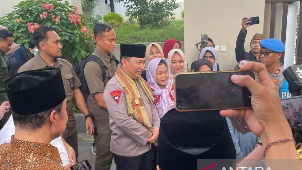 Jenderal Listyo Sigit Prabowo kunjungi Ponpes Buntet Cirebon untuk memperkuat sinergisitas dengan ulama dan santri, meminta doa untuk keutuhan NKRI.
