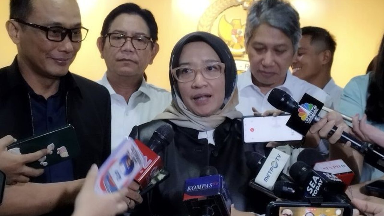 Menteri PANRB Rini Widyantini meminta agar usulan sentralisasi mutasi ASN dalam RUU ASN dikaji bersama UU Pemda, sementara Komisi II DPR RI mendorong perubahan untuk memperbaiki meritokrasi dan netralitas ASN.