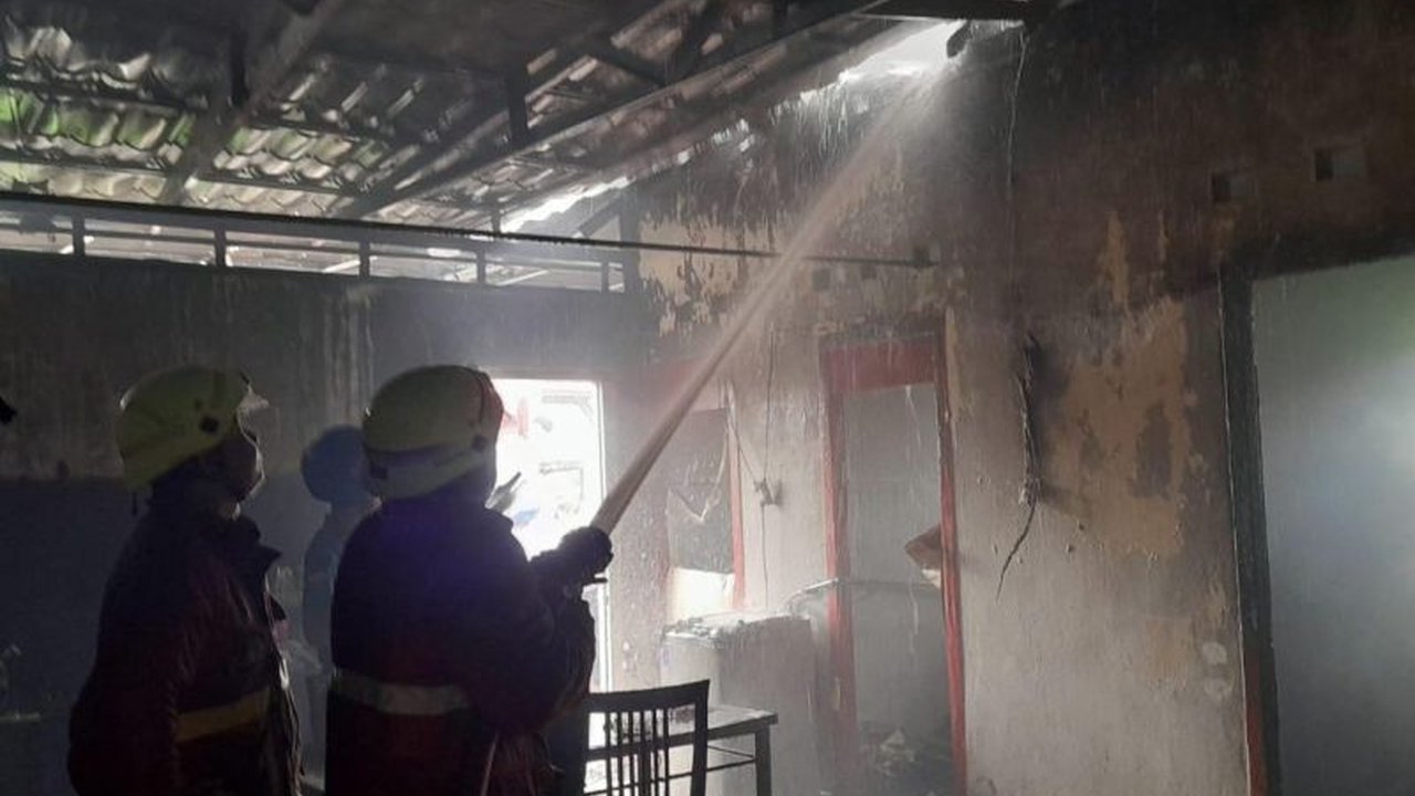 Kebakaran dua rumah dinas di kompleks KPLP Tanjung Uban, Bintan berhasil dipadamkan oleh tim pemadam kebakaran gabungan setelah kurang lebih satu setengah jam upaya pemadaman.