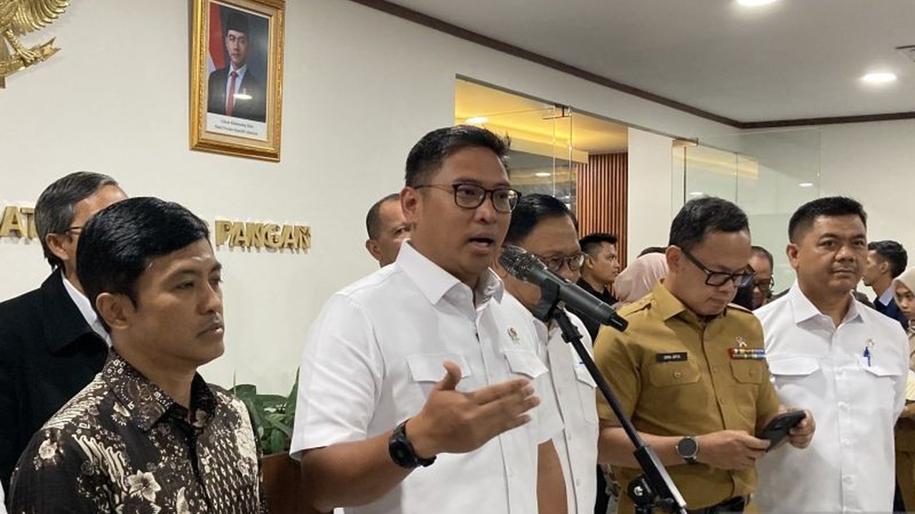Pemerintah akan menetapkan usaha wajib bagi Koperasi Desa Merah Putih untuk memastikan koperasi berjalan optimal, termasuk penyaluran pupuk bersubsidi dan penyerapan gabah, demi meningkatkan kesejahteraan masyarakat desa.