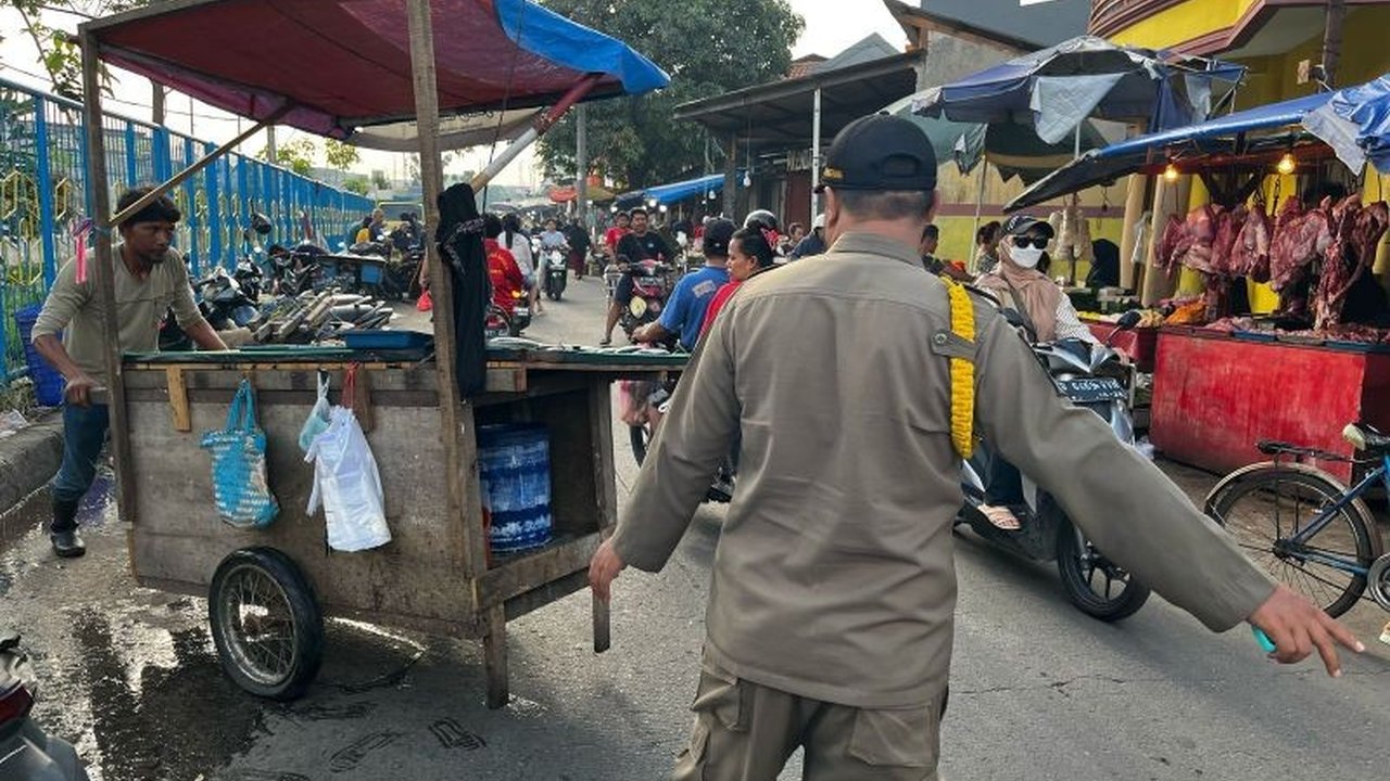 Pemerintah Kota Tangerang menertibkan lapak pedagang dan membersihkan jalur irigasi Sipon untuk mengembalikan fungsi ruang publik dan menciptakan lingkungan yang bersih dan tertib.