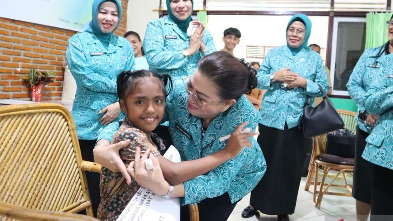 Tim Penggerak PKK Maluku menyalurkan 780 paket bantuan untuk siswa Sekolah Luar Biasa (SLB) di Ambon dan beberapa kabupaten lainnya, sebagai bentuk kepedulian dan dukungan terhadap pendidikan anak berkebutuhan khusus.