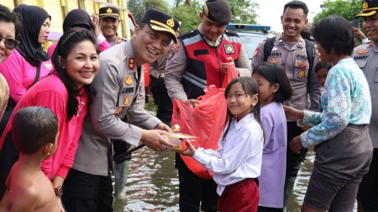 Kapolres Barito Selatan, AKBP Jecson R. Hutapea, meninjau langsung dan memberikan bantuan sosial kepada warga Kelurahan Hilir Sper yang terdampak banjir parah di wilayah Kamper, dengan ketinggian air mencapai 100 cm.