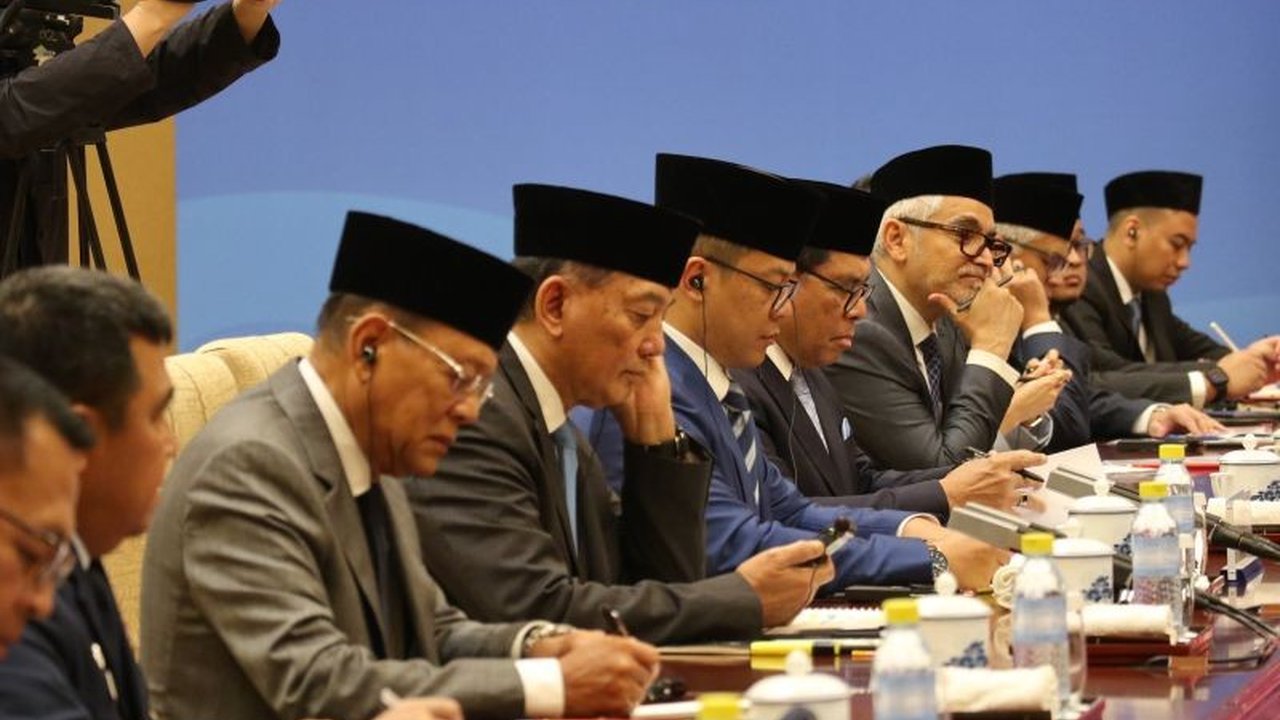 Menteri Pertahanan Sjafrie Sjamsoeddin menegaskan rencana evakuasi warga sipil Palestina ke Indonesia bersifat sementara untuk pengobatan, bukan relokasi permanen.