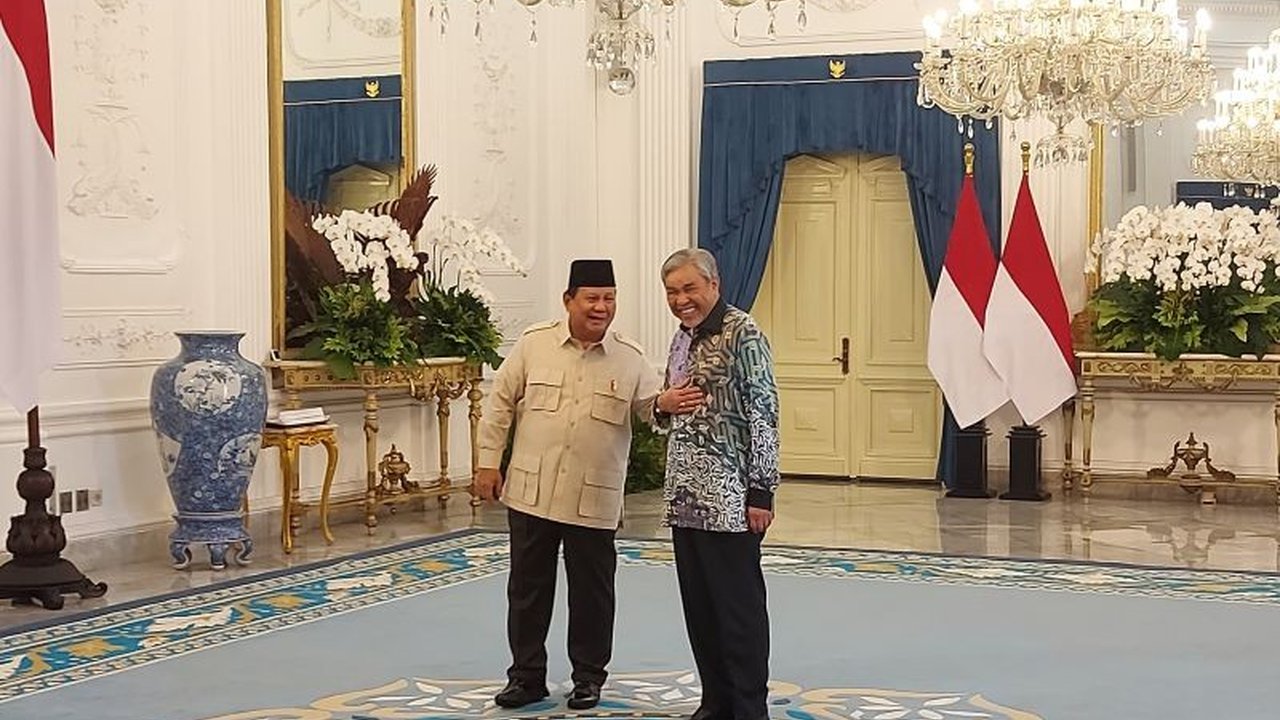 Presiden Prabowo Subianto bertemu dengan Wakil Perdana Menteri Malaysia, Ahmad Zahid Hamidi, di Istana Merdeka, Jakarta; keduanya mengenang persahabatan sejak muda.