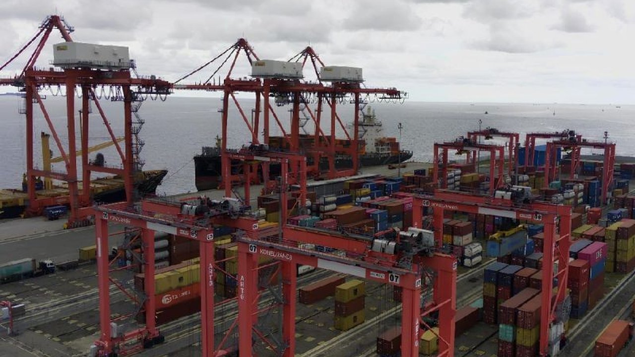 Pelabuhan Belawan, Medan, menorehkan prestasi gemilang dengan volume bongkar muat mencapai 151.910 TEUs pada triwulan pertama 2025, melampaui target dan menunjukkan pertumbuhan positif di tengah fluktuasi pasar.