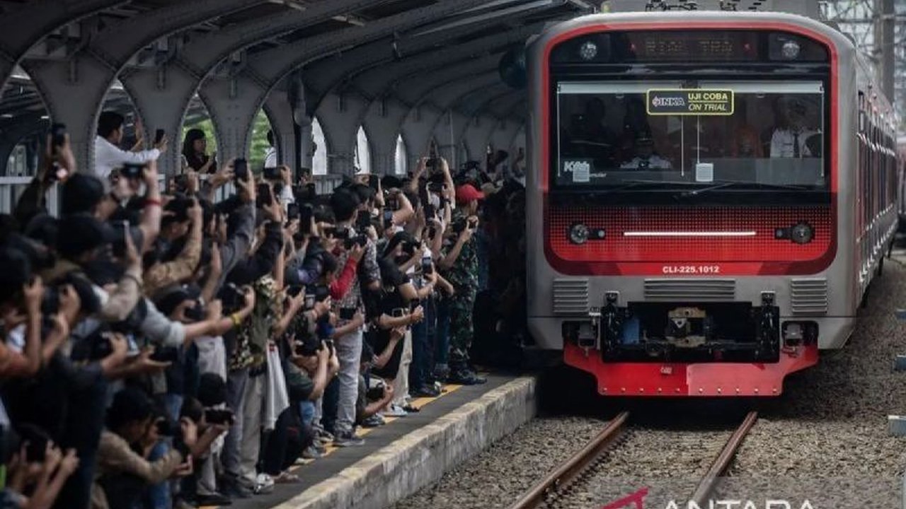 KAI Commuter membantah kabar hoaks yang beredar di media sosial terkait penghentian penggunaan e-money untuk pembayaran tiket KRL. VP Corporate Secretary KAI Commuter menegaskan bahwa informasi tersebut tidak benar.