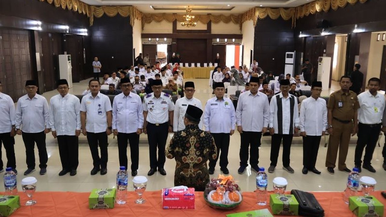 Kemenag ungkap strategi atasi kekurangan petugas haji 2025 dengan memaksimalkan sumber daya dan kerjasama dengan pihak terkait demi pelayanan optimal bagi 221.000 jamaah Indonesia.