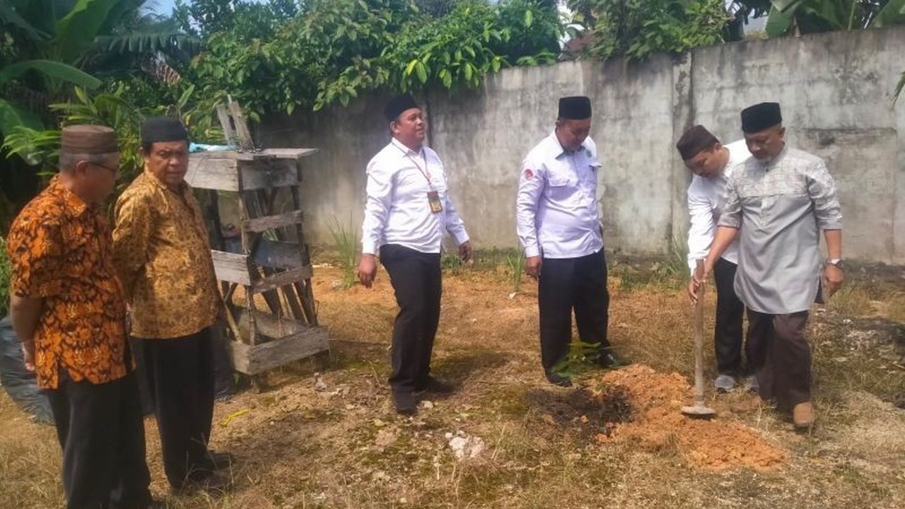 Kemenag Belitung bagikan 402 bibit pohon Matoa ke KUA dan berbagai tempat ibadah dalam rangka Hari Bumi 2025 untuk menjaga kelestarian lingkungan.