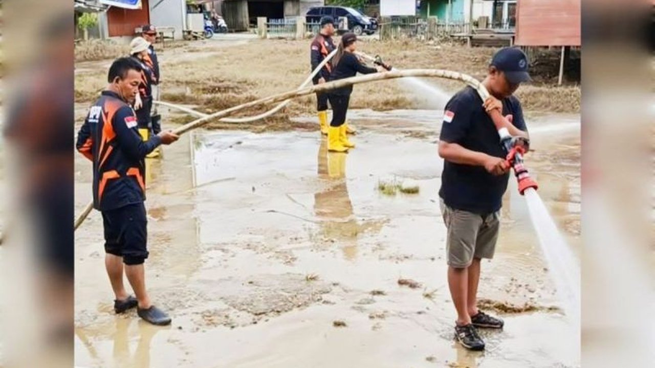 BPBD Murung Raya kerahkan personel untuk membersihkan fasilitas umum dari lumpur pascabanjir, bertujuan agar aktivitas belajar mengajar di sekolah dapat segera kembali normal.