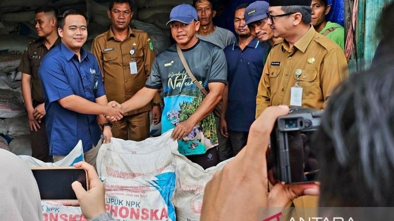 PT Pupuk Indonesia (Persero) telah mendistribusikan pupuk bersubsidi hingga ke Kabupaten Natuna, Kepulauan Riau, berkat kolaborasi dengan pemerintah daerah dan pemangku kepentingan lainnya untuk mendukung ketahanan pangan nasional.