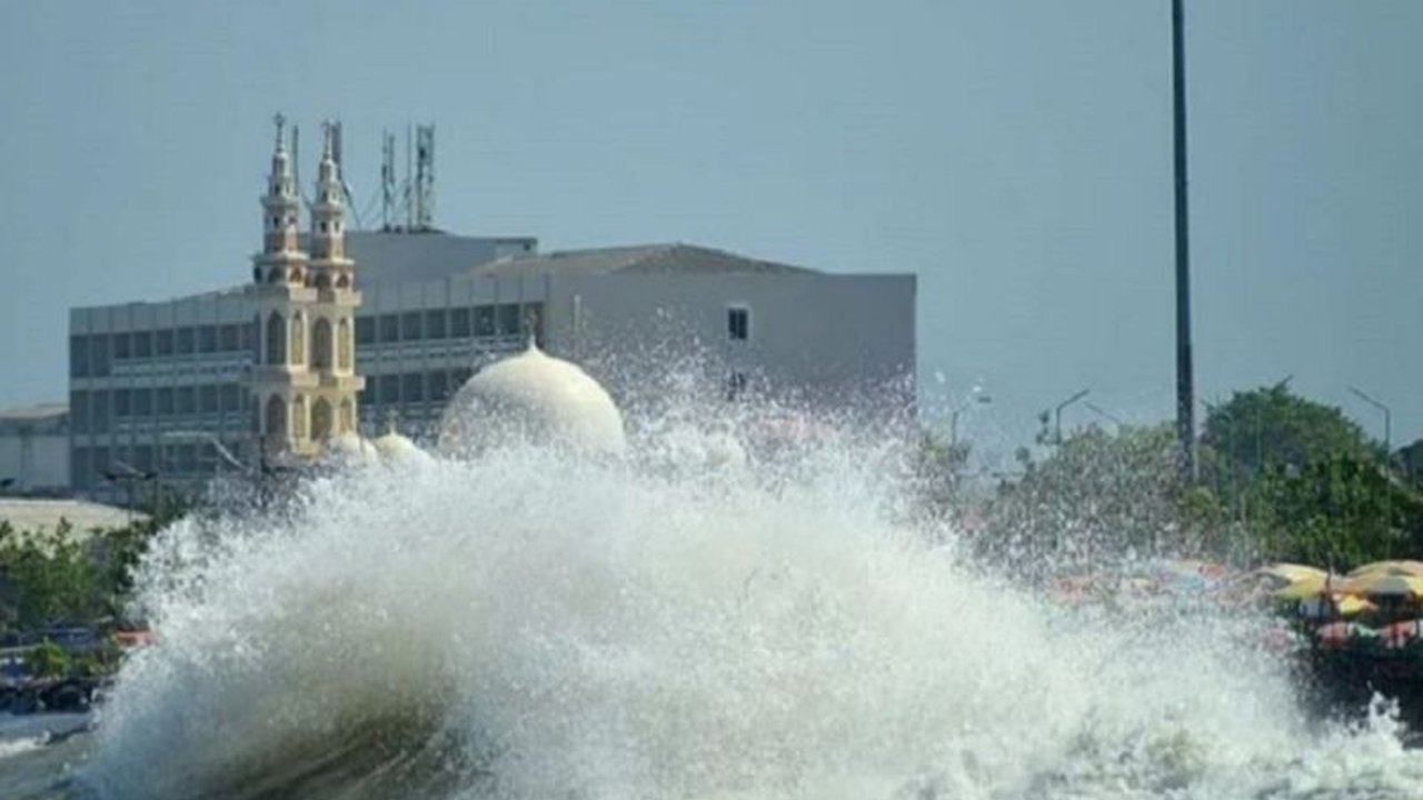BMKG memperingatkan potensi gelombang tinggi hingga empat meter di perairan Sumatera Utara hingga 25 April 2025, berisiko bagi keselamatan pelayaran nelayan dan kapal.