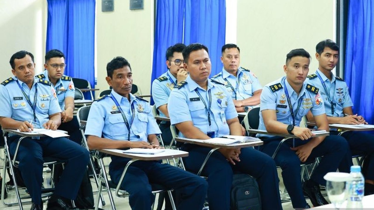TNI AU menggelar pelatihan Perwira Analis Intelijen Udara untuk memperkuat kemampuan prajurit dalam menganalisis informasi strategis demi penguatan pertahanan udara Indonesia.