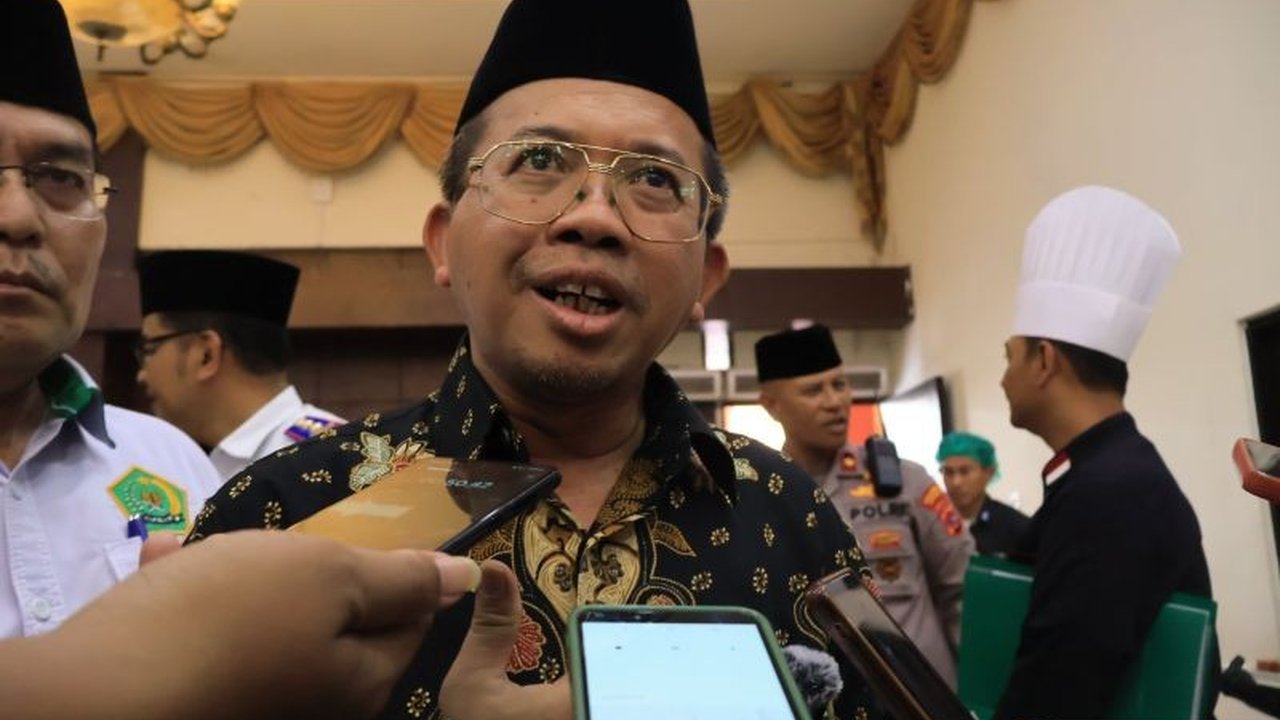 Menteri Agama RI, Nasaruddin Umar, menekankan pentingnya keikhlasan petugas PPIH dalam melayani calon jamaah haji Indonesia di Tanah Suci, demi kelancaran dan keberkahan ibadah haji 2025.