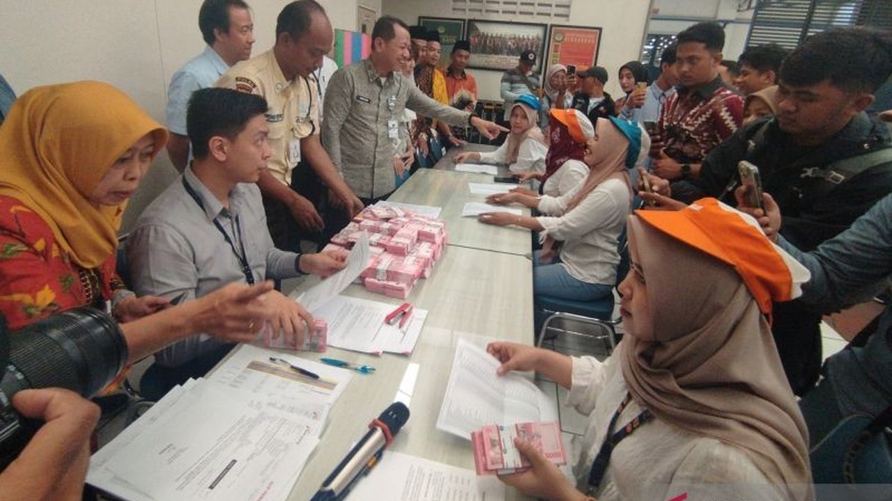 Pemerintah Kabupaten Kudus menyalurkan BLT sebesar Rp600 ribu per pekerja untuk 50.828 buruh rokok selama dua bulan, bertujuan meningkatkan kesejahteraan dan daya beli.