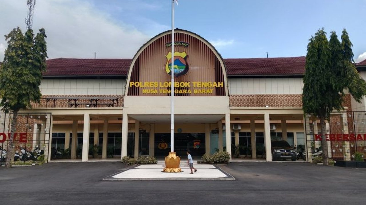 Seorang ibu angkat di Lombok Tengah ditetapkan sebagai tersangka penggelapan uang Rp40 juta yang dikirim adiknya dari Malaysia, namun ia berdalih uang tersebut digunakan untuk membiayai hidup anak sang adik selama delapan tahun.