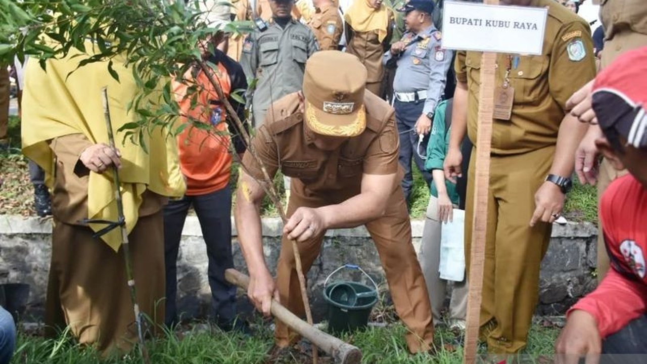 Pemerintah Kabupaten Kubu Raya, Kalimantan Barat, menanam 1000 pohon pucuk merah dalam rangka memperingati Hari Bumi Sedunia 2025, sebagai aksi nyata menjaga kelestarian lingkungan.