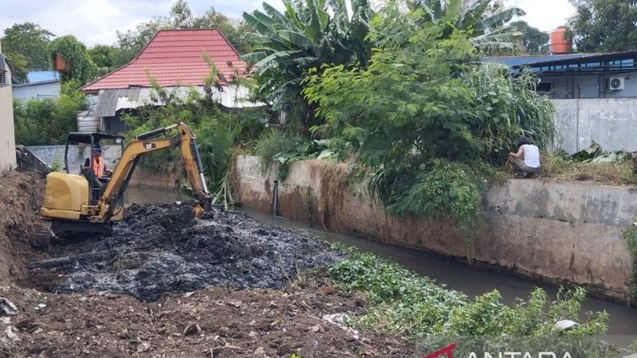 Dinas Pekerjaan Umum dan Tata Ruang (DPUTR) Kota Cirebon gencar normalisasi Kali Sijarak 1 untuk mencegah banjir dan meningkatkan sistem drainase, dengan target penyelesaian tiga hari.