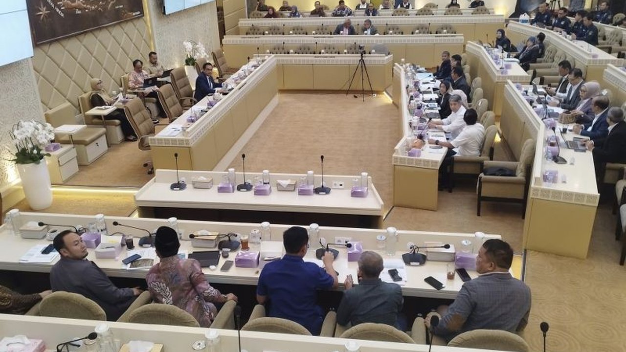 Anggota DPR RI Khozin mengkritik munculnya tulisan 'lorem ipsum' di Tugu Nol IKN dan mempertanyakan sejumlah kebijakan Otorita IKN, termasuk rencana pemindahan ASN dan target pembangunan yang kerap meleset.