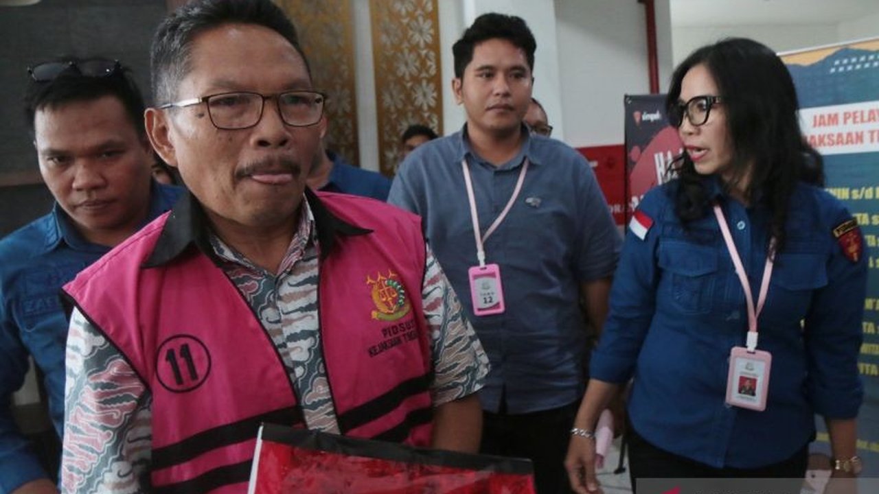 Mantan Sekdaprov NTB, Rosiady Husaenie Sayuti, dan mantan Direktur PT Lombok Plaza, Doli Suthajaya, segera disidang atas kasus korupsi pengelolaan lahan untuk Gedung NTB Convention Center dengan kerugian negara mencapai Rp15,2 miliar.