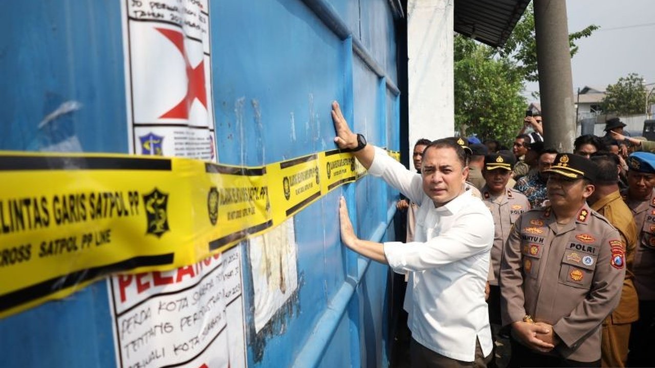Pemkot Surabaya dan Polres Tanjung Perak menyegel gudang CV Sentoso Seal karena tidak memiliki izin Tanda Daftar Gudang (TDG) dan diduga menahan ijazah 15 mantan karyawan.