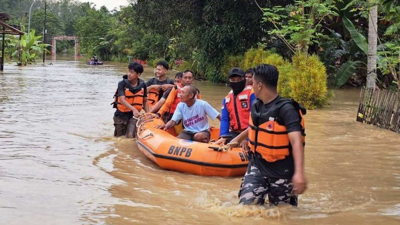 Banjir di Desa Bukit Subur dan Kelurahan Riko, Penajam Paser Utara, Kalimantan Timur, akibat hujan lebat, mendorong BPBD merekomendasikan normalisasi sungai dan perbaikan jembatan.