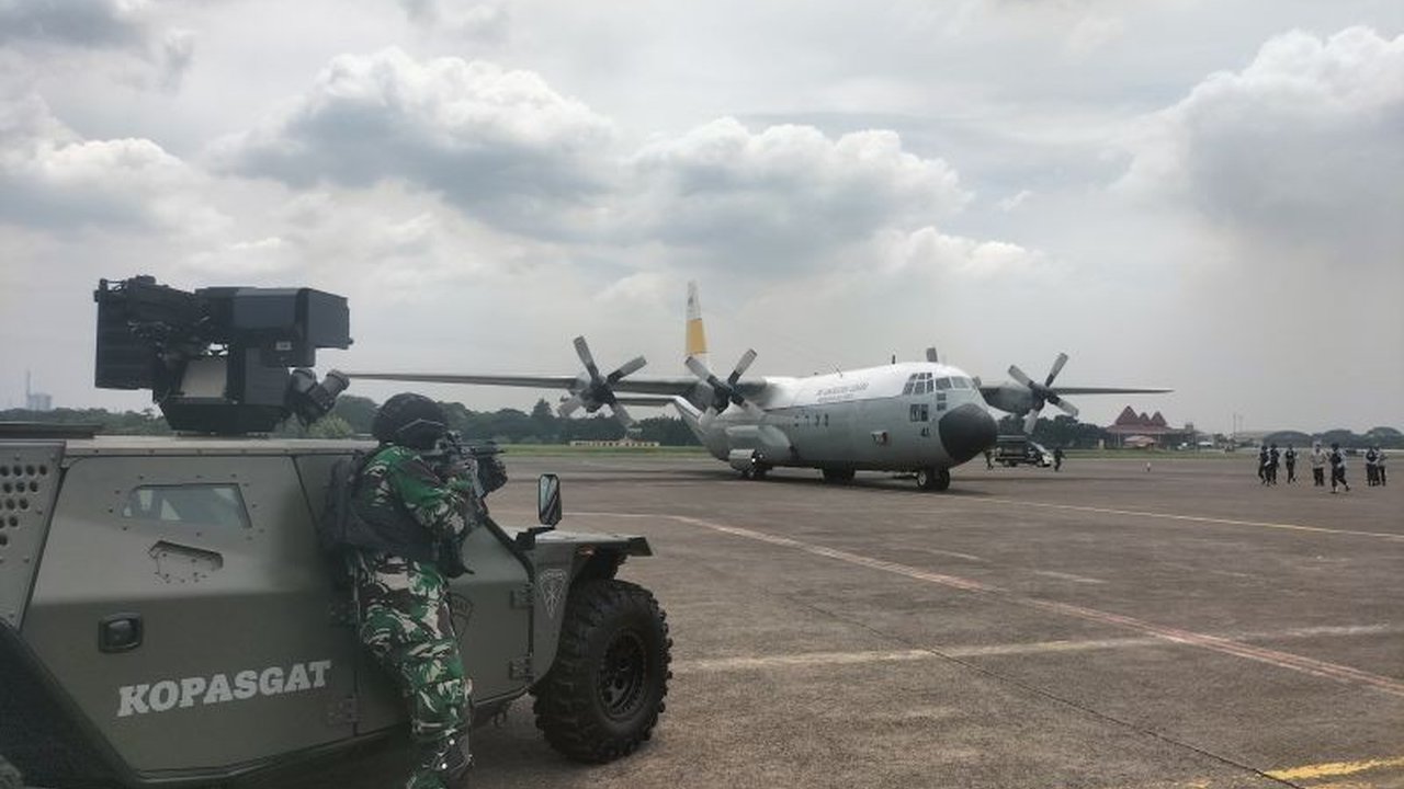 TNI AU menggelar simulasi penangkapan pesawat asing ilegal di Lanud Halim Perdanakusuma, Jakarta Timur, sebagai bagian dari latihan Cakra A Kosek IKN.