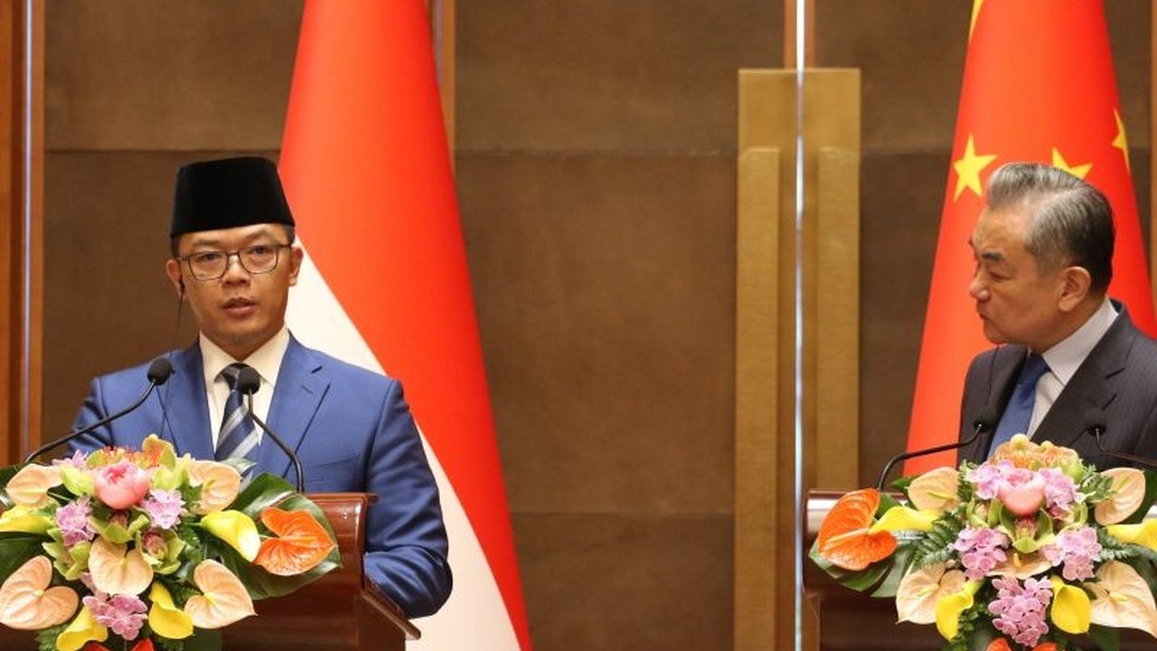 Pertemuan Tingkat Menteri Pertama Indonesia-China di Beijing membahas dampak tarif impor AS terhadap perdagangan global, khususnya bagi Indonesia dan upaya negosiasi untuk solusi bersama.