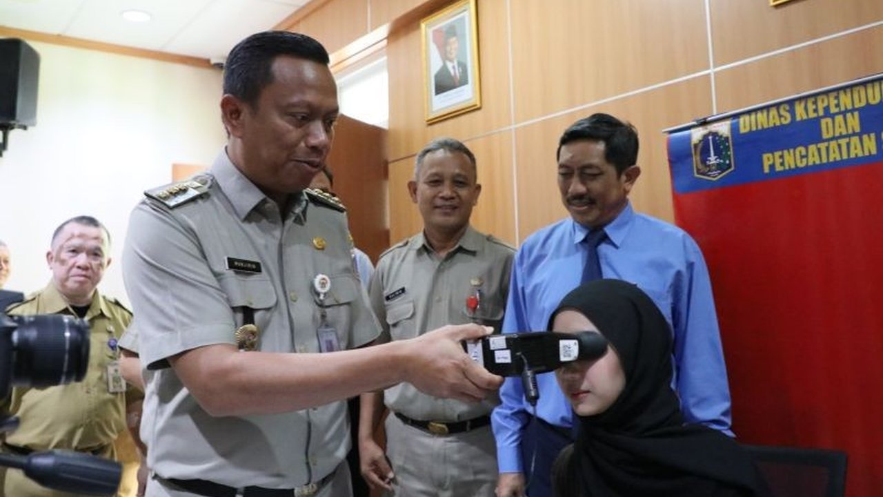 Pemerintah Kota Administrasi Jakarta Selatan melakukan perekaman e-KTP dengan sistem jemput bola untuk menjangkau lebih dari 1.000 warga yang belum melakukan perekaman, termasuk siswa SMA Labschool Kebayoran.