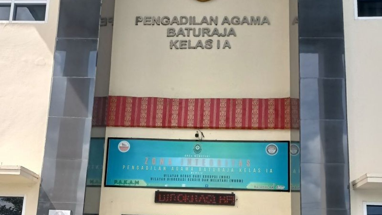 Pengadilan Agama Baturaja menangani 275 kasus perceraian dari Januari hingga April 2025, dengan mayoritas diajukan oleh istri, dan masalah ekonomi serta KDRT menjadi penyebab utama.