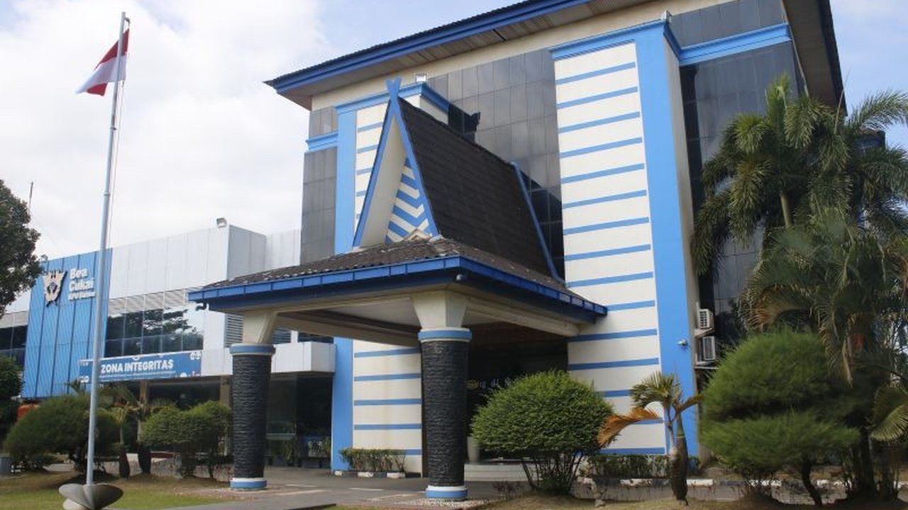 Warga Batam didenda Rp21 juta karena membawa uang tunai lebih dari Rp100 juta dari Singapura tanpa melapor ke Bea Cukai; Bea Cukai Batam menjelaskan aturan dan meminta maaf atas kejadian tersebut.