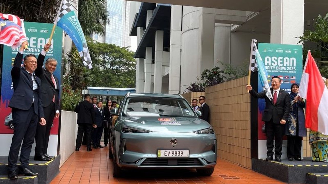 Wakil PM Malaysia Ahmad Zahid Hamidi luncurkan ASEAN Unity Drive 2025, sebuah inisiatif untuk memajukan transportasi hijau dan berkelanjutan di Asia Tenggara melalui perjalanan darat 9.000 km.