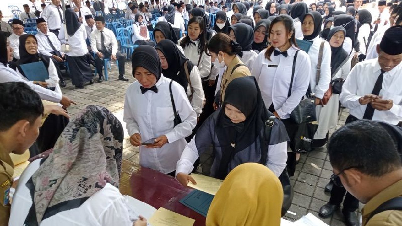 Pemerintah Kota Mataram menjadi pemerintah daerah pertama di Indonesia yang menyerahkan SK pengangkatan PPPK formasi 2024,  menunjukkan komitmen terhadap peningkatan kualitas pelayanan publik.