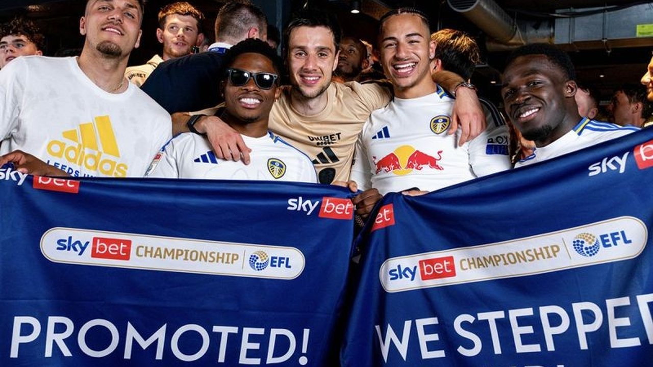 Leeds United dan Burnley memastikan promosi ke Liga Primer Inggris setelah kemenangan gemilang di pekan ke-44 Championship, meninggalkan Sheffield United di posisi ketiga.