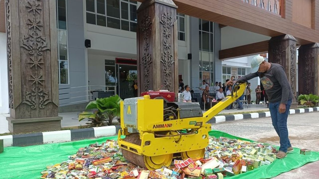 Kejari Pontianak memusnahkan barang bukti dari 106 perkara, termasuk narkoba seperti sabu dan ekstasi, serta obat-obatan ilegal, sebagai upaya penegakan hukum dan menjaga ketertiban administrasi.